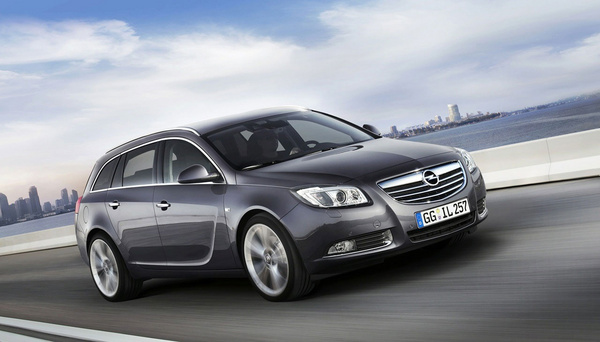 The estate variety which is labelled as the Insignia Sports Tourer will be 