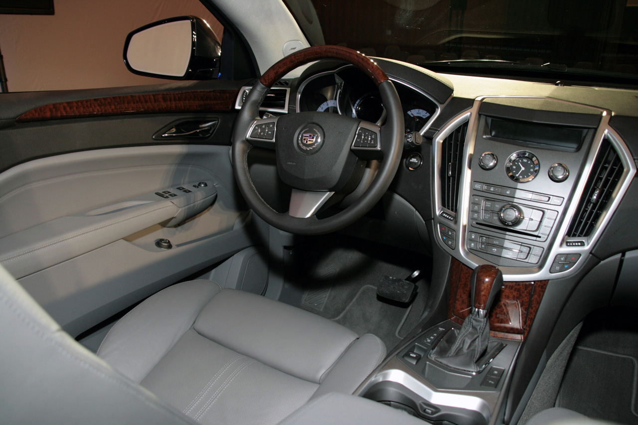 Cadillac  Reviews on Cadillac Srx 2010 Live Presentation Interior Img 6    It   S Your