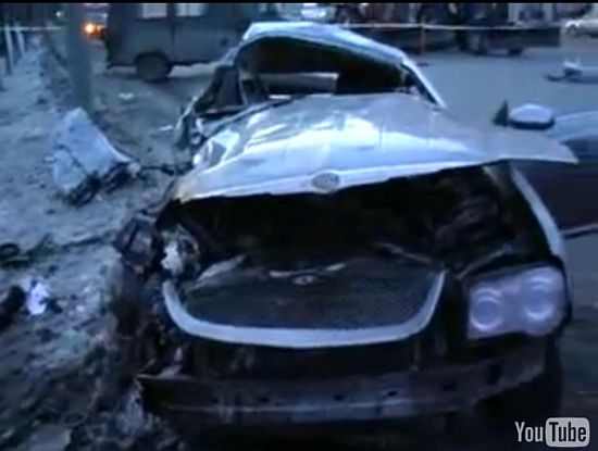 Terrible accident Chrysler Crossfire and Delivery Truck collided in Russian